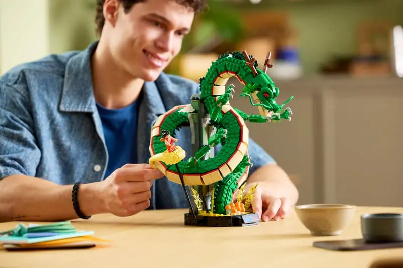 Adulte jouant avec un set LEGO Icons 11390 Dragon Ball
